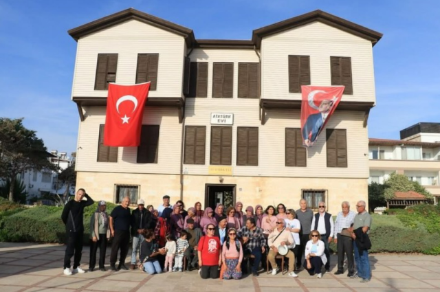 Van Çaldıran Büyükşehir Belediyesi’nin sosyal ve kültürel etkinlikler kapsamında düzenlediği özel bir gezi, Mut Çukurbağ Kırsal Mahallesi sakinlerini Silifke’nin tarihi miraslarıyla buluşturdu. Geziye katılanlar, Ulu Önder Mustafa Kemal Atatürk’ün anısını yaşatan önemli mekanlar olan Silifke Gazi Çiftliği ve Taşucu Atatürk Evi Müzesi’ni ziyaret etti.